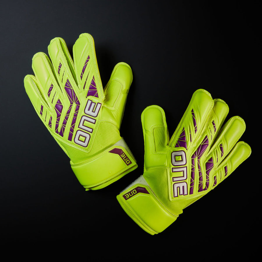 One Glove Jr. Apex Origin Goalkeeper Glove